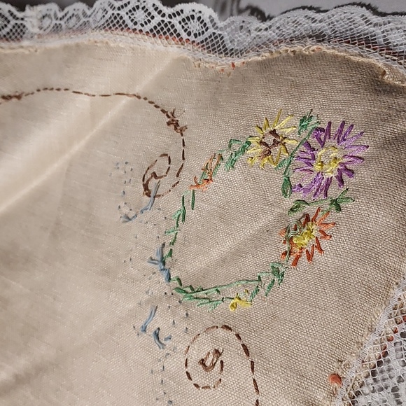 Vintage Embroidered Handmade Oval Table Cover With Floral Design Edge With Lace - Picture 4 of 7